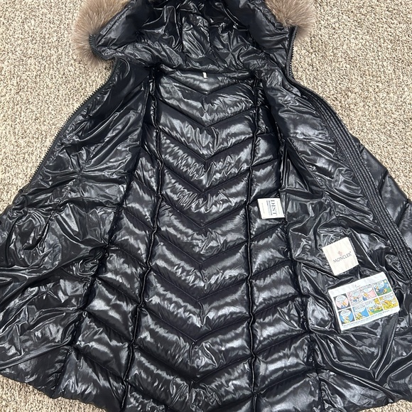 Moncler coat with fur detachable hood - Picture 2 of 7